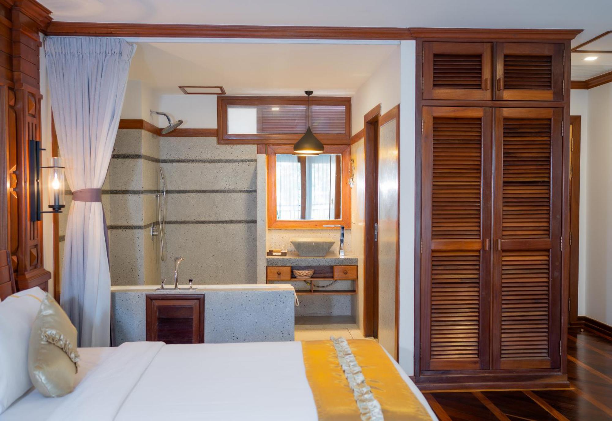 The Night Hotel 4*
